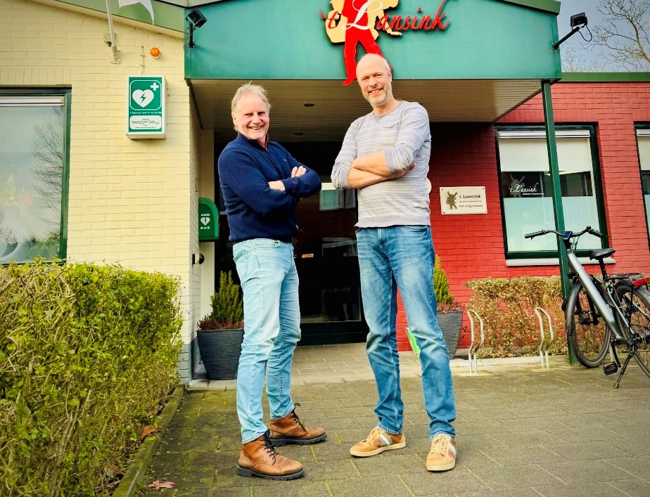 Wereldbol met bonsaiboom in hand